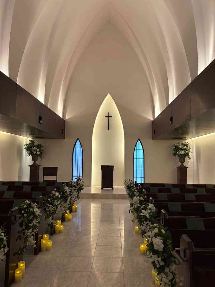 天井が高くシックな雰囲気のチャペル。