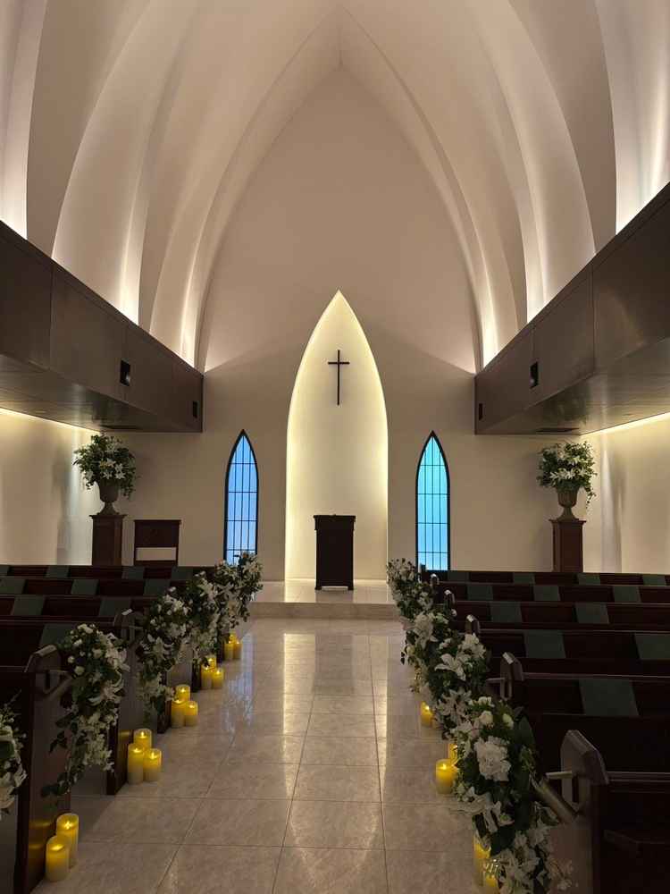 天井が高くシックな雰囲気のチャペル。