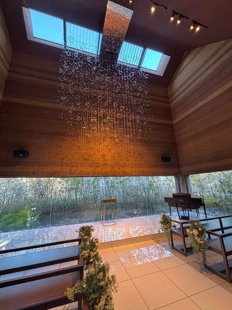 チャペル。バージーロードは短く、参列者を近くに感じることができる。