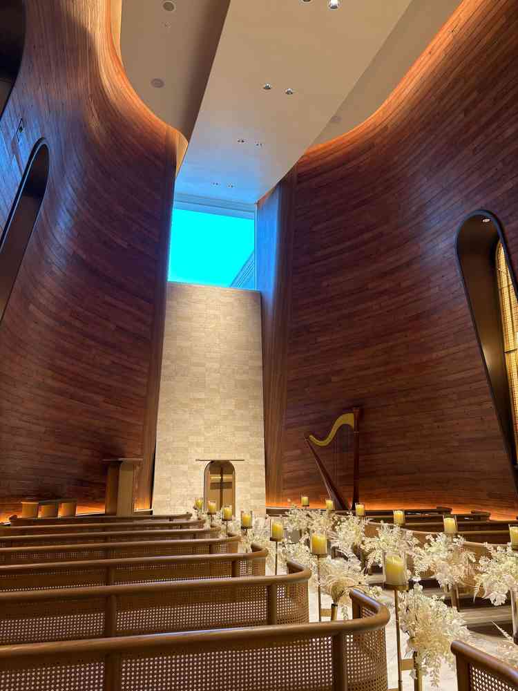 入り口から見たチャペル、奥の窓から青空が見えるのもとても素敵でした。