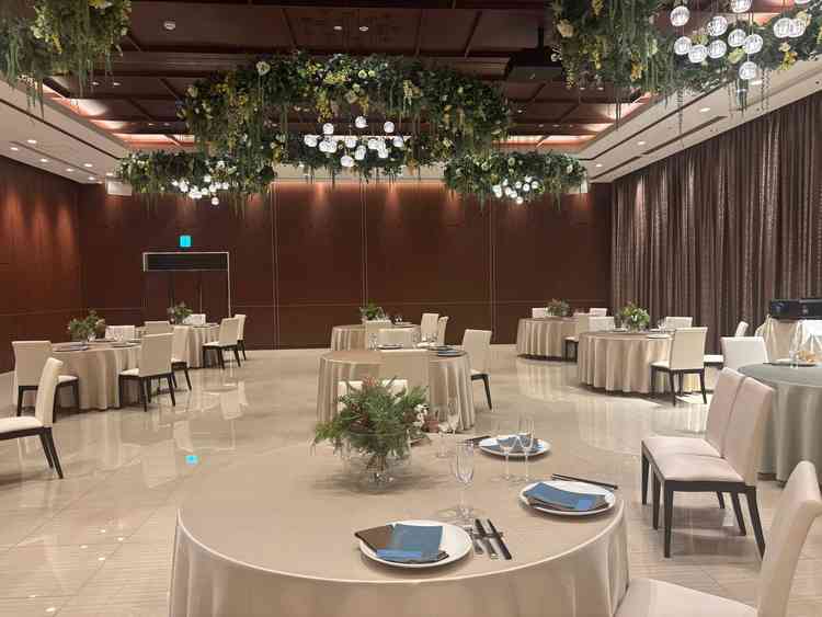 この会場はプロジェクションマッピングもでき前の壁が空いて新郎新婦の席がでてくる演出が可能