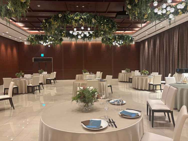 この会場はプロジェクションマッピングもでき前の壁が空いて新郎新婦の席がでてくる演出が可能