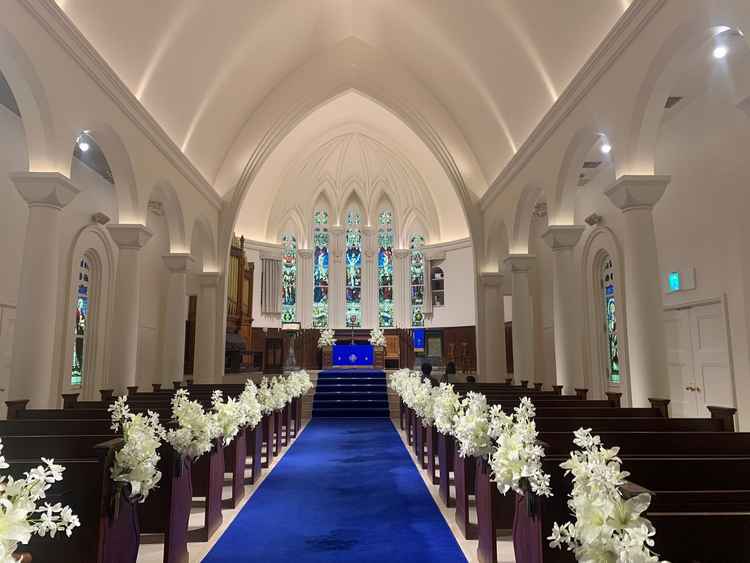 チャペルの写真。後ろ側の天井壁に映像を流せる