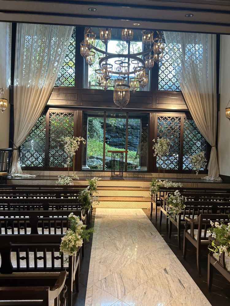 チャペル。目の前には滝があり緑が生えていていい雰囲気でした。