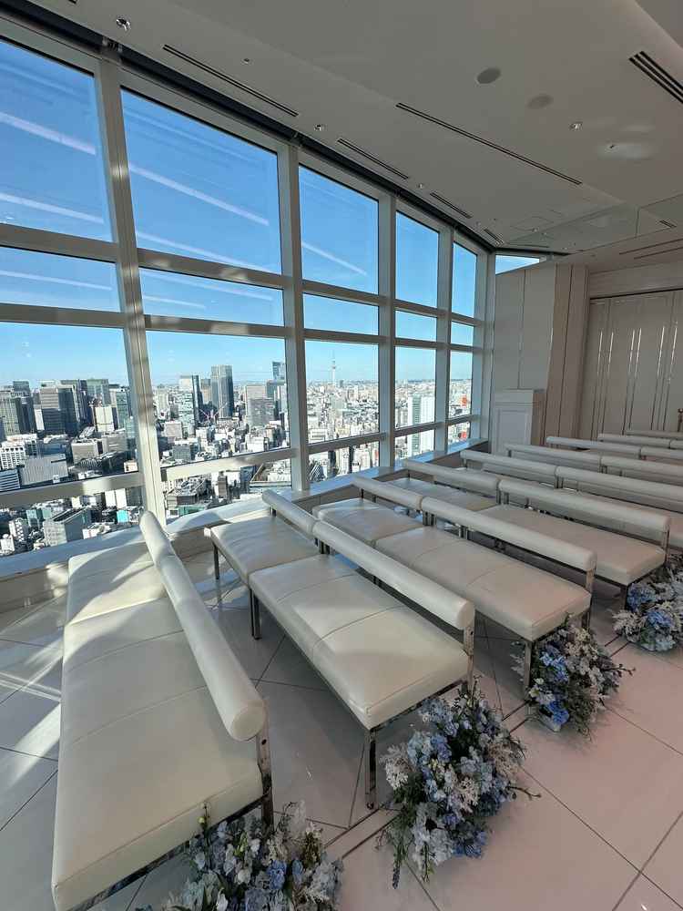 祭壇上から撮影したチャペル（右側）の写真。高層階のため景色が綺麗。