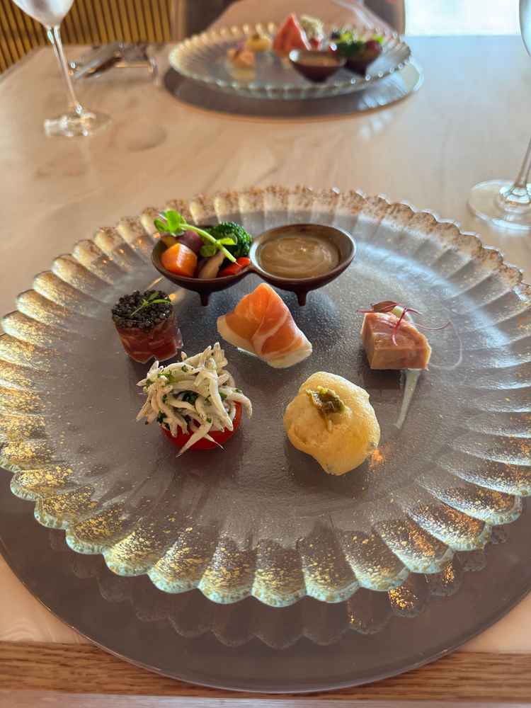 イタリア料理の前菜は見た目も華やか味も良し。これからのコース料理への期待が高まるものでした。