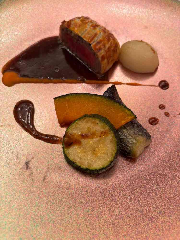 試食でいただいたメイン料理です。パイの食感と肉の美味しさが最高でした。お野菜も美味しかったです。