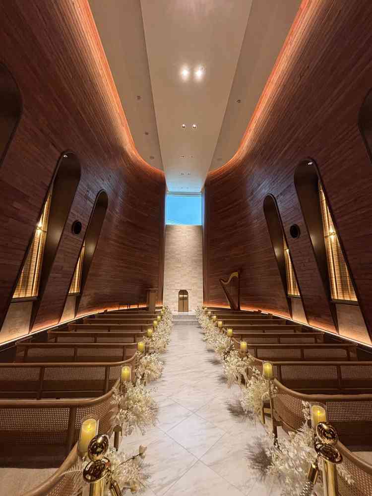 リニューアルしたばかりの木の温かみを感じるチャペル