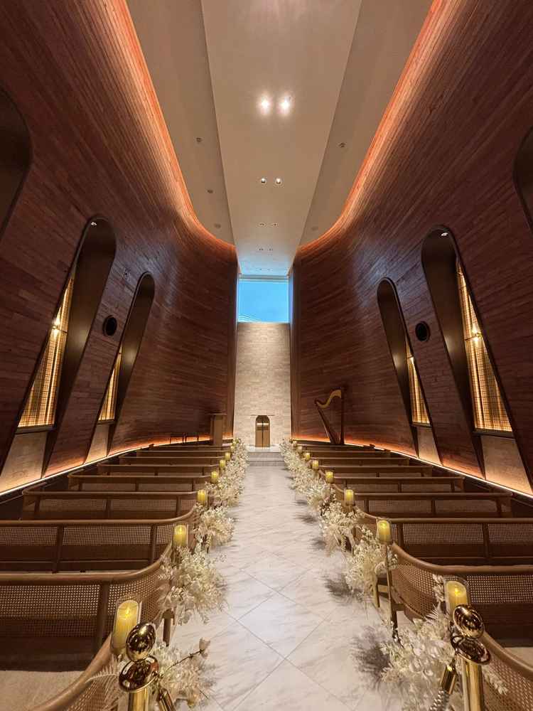 リニューアルしたばかりの木の温かみを感じるチャペル