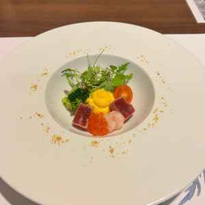 前菜はトリュフソースが食材の味を引き立てており美味しかった