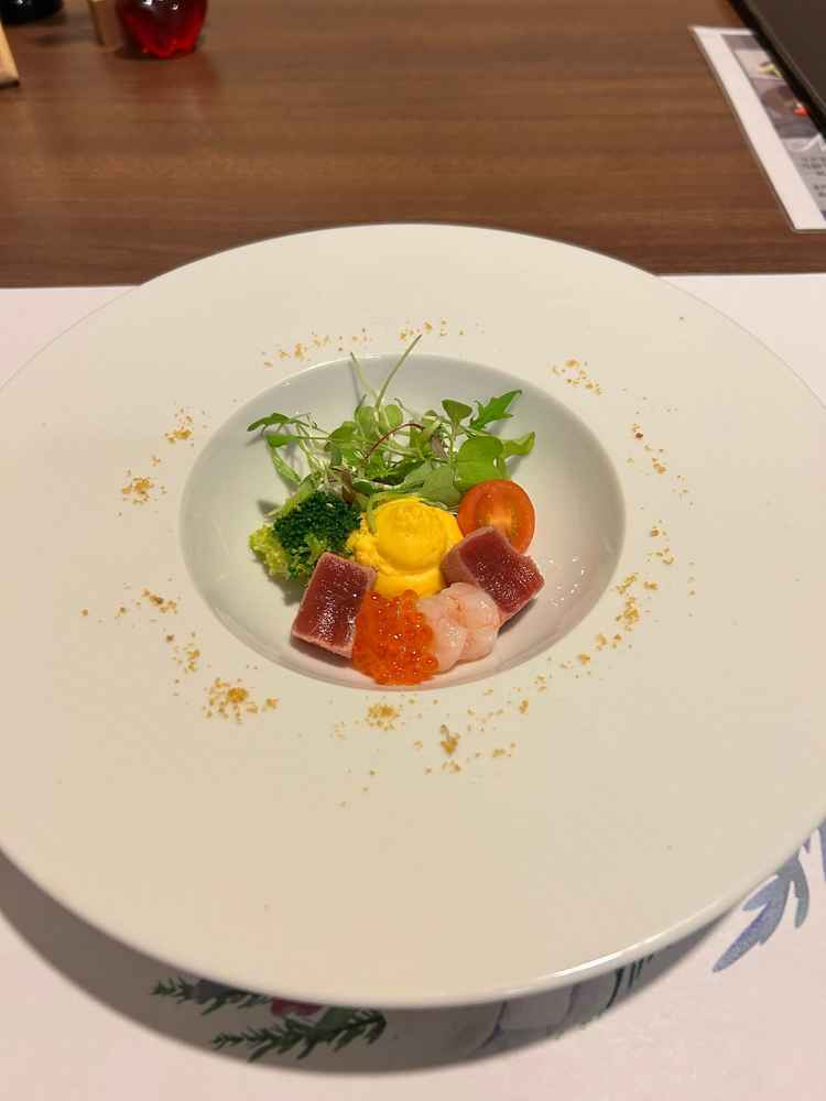 前菜はトリュフソースが食材の味を引き立てており美味しかった