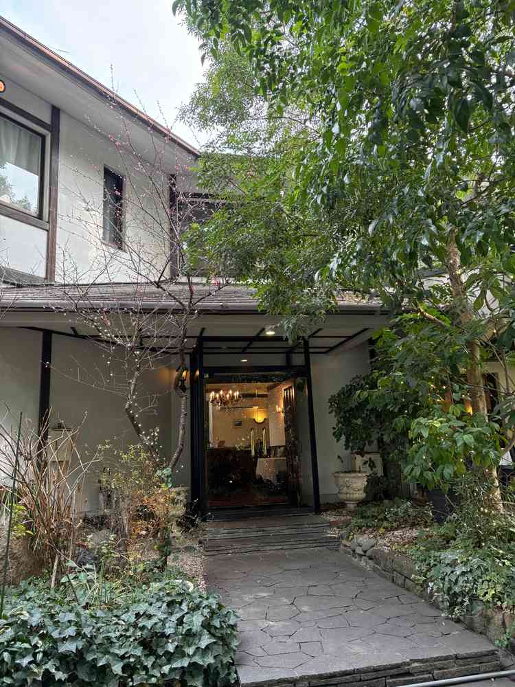 エントランスです。瀟洒な雰囲気でとてもすてきです！