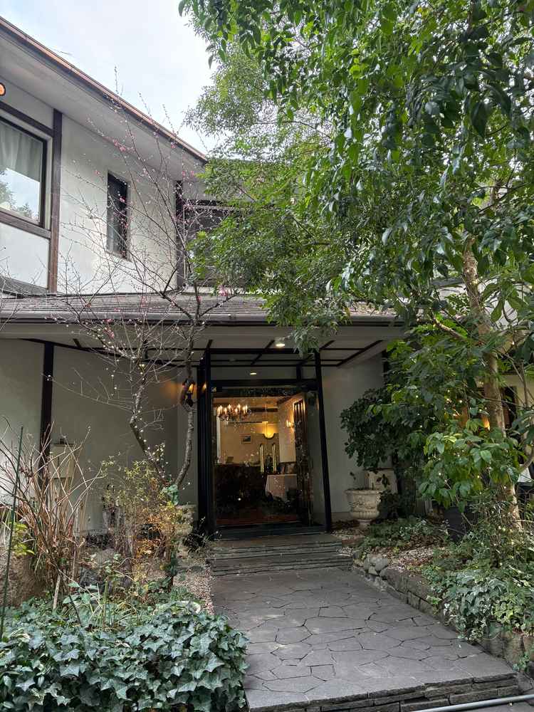 エントランスです。瀟洒な雰囲気でとてもすてきです！