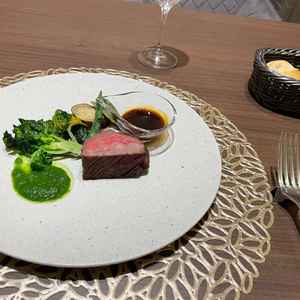 トリュフが香るソースとお肉、季節の野菜とパンをいただきました