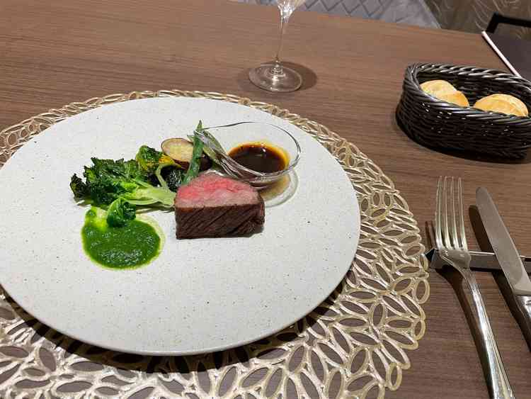 トリュフが香るソースとお肉、季節の野菜とパンをいただきました