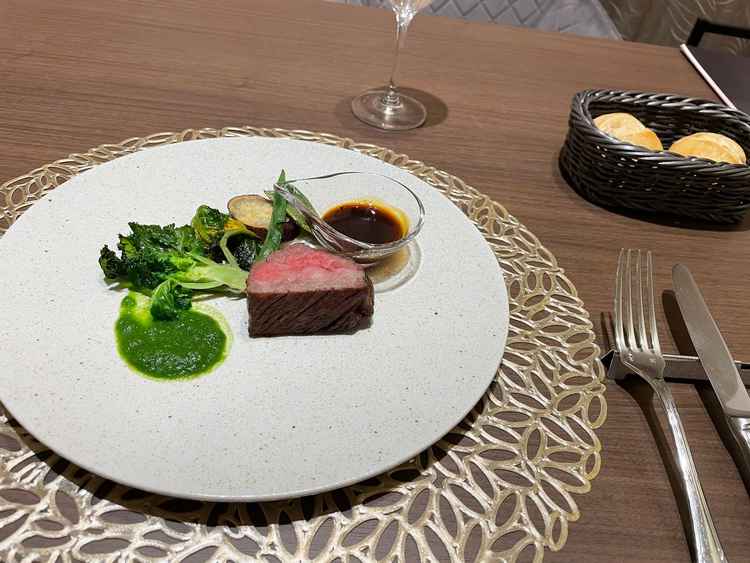 トリュフが香るソースとお肉、季節の野菜とパンをいただきました