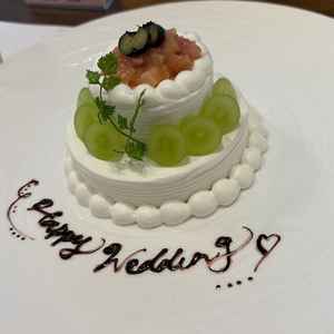 食後のミニウェディングケーキ。見た目も可愛らしく、フルーツとクリームの甘さが絶妙で美味しかったです。