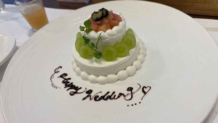 食後のミニウェディングケーキ。見た目も可愛らしく、フルーツとクリームの甘さが絶妙で美味しかったです。