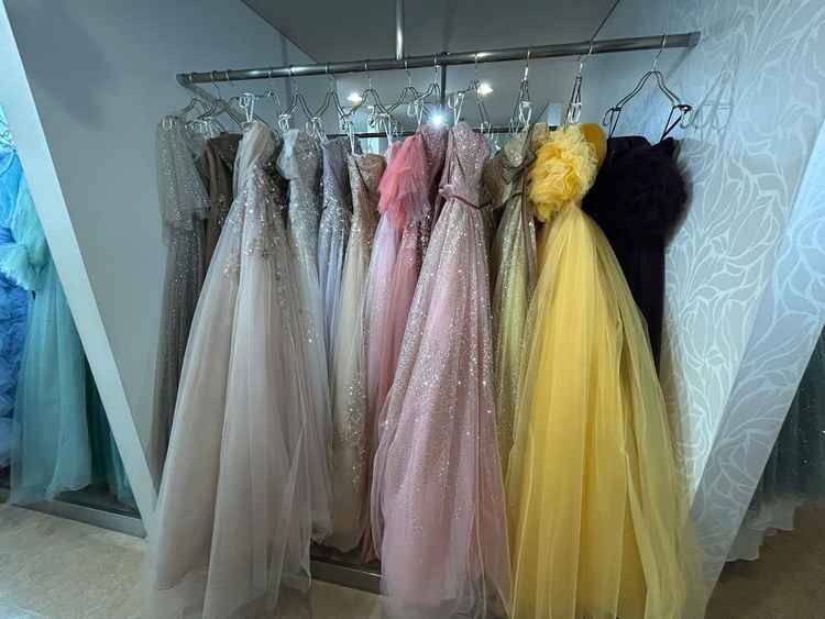 式場併設のドレスショップ。タキシードやウェディングドレス、カラードレス、和装があった。