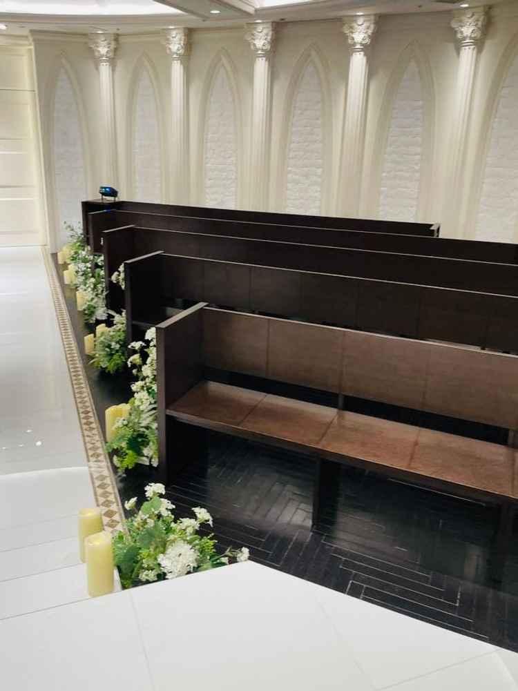 チャペルの椅子は斜めになっていて見やすい