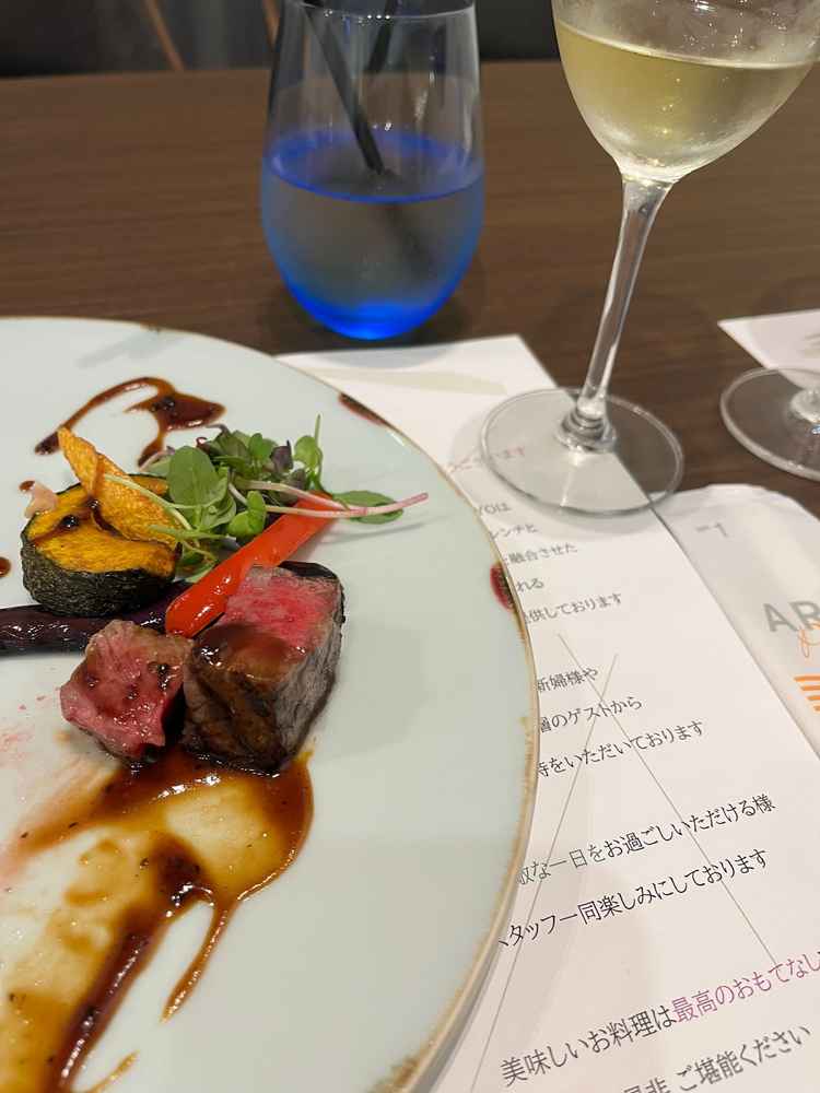 美味しい料理と自社ブランドのシャンパン