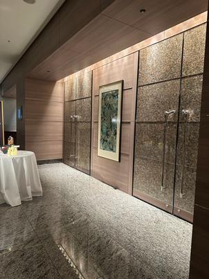 披露宴会場の外。豪華な扉が華やかさを演出
