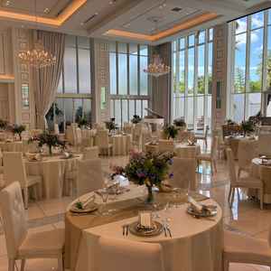 洗練された雰囲気の披露宴会場