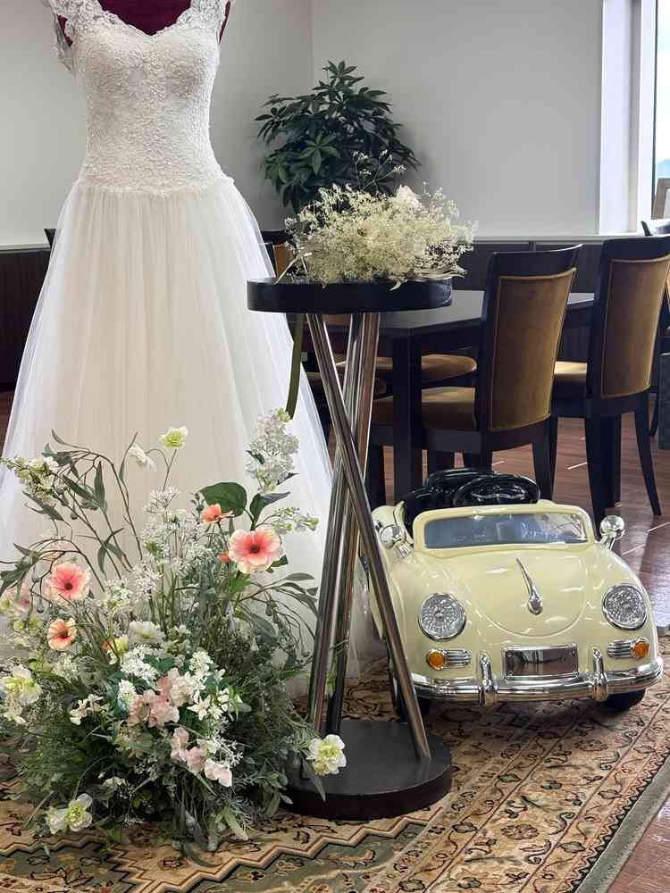 サロンに飾られていたドレスとリングボーイが乗ってくる車