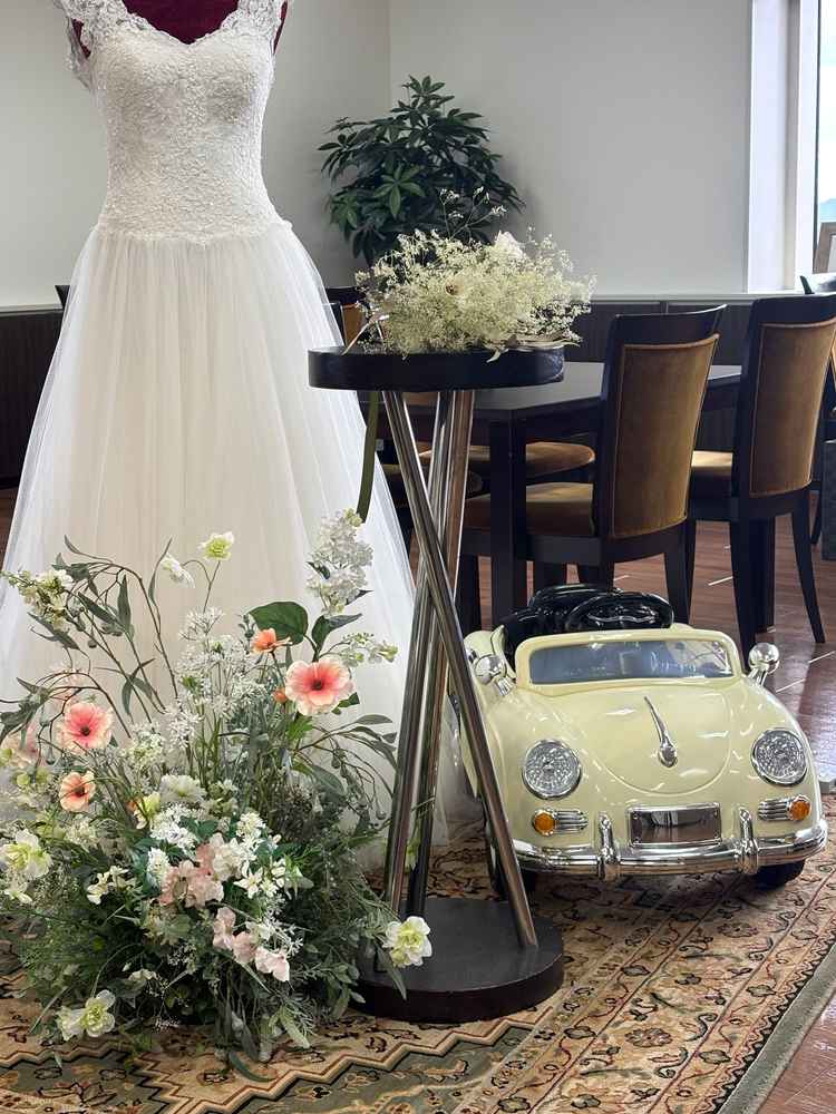 サロンに飾られていたドレスとリングボーイが乗ってくる車