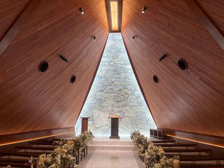 特徴的なチャペル照明の演出やファミリーミートでの演出もある