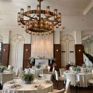 ヴィクトリアハウスの披露宴会場。木目使いが大人っぽい。