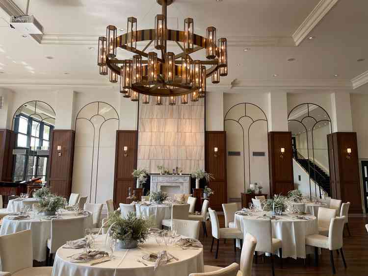 ヴィクトリアハウスの披露宴会場。木目使いが大人っぽい。