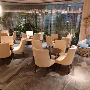 式が始まる迄の招待された方々の待ち合い室。