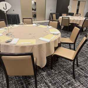 披露宴会場　テーブル　この大きさのテーブルでも会場に窮屈感はない