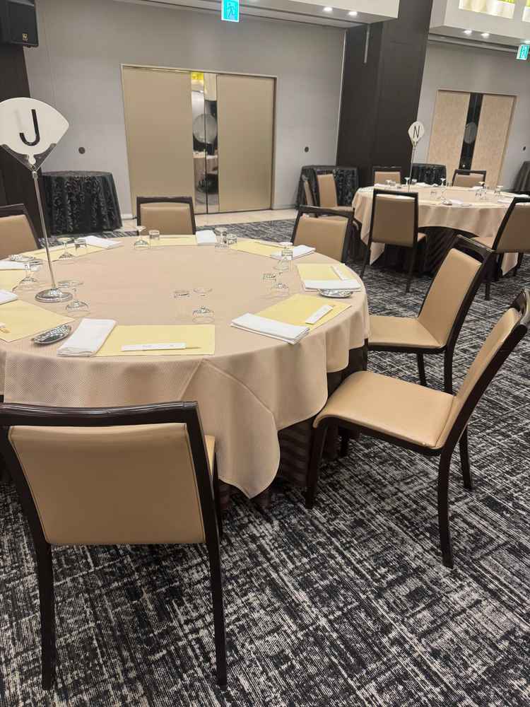 披露宴会場　テーブル　この大きさのテーブルでも会場に窮屈感はない