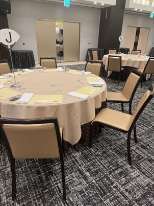 披露宴会場　テーブル　この大きさのテーブルでも会場に窮屈感はない