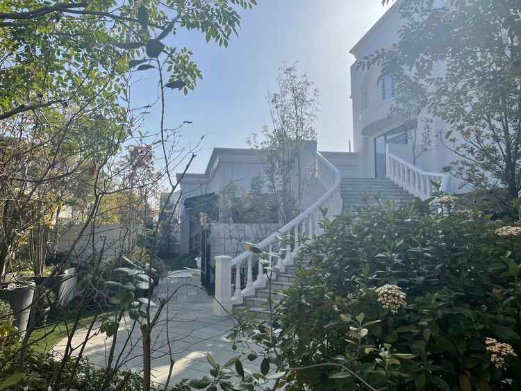 大階段の奥にガーデンスペース。お天気良しなら勝ちです。