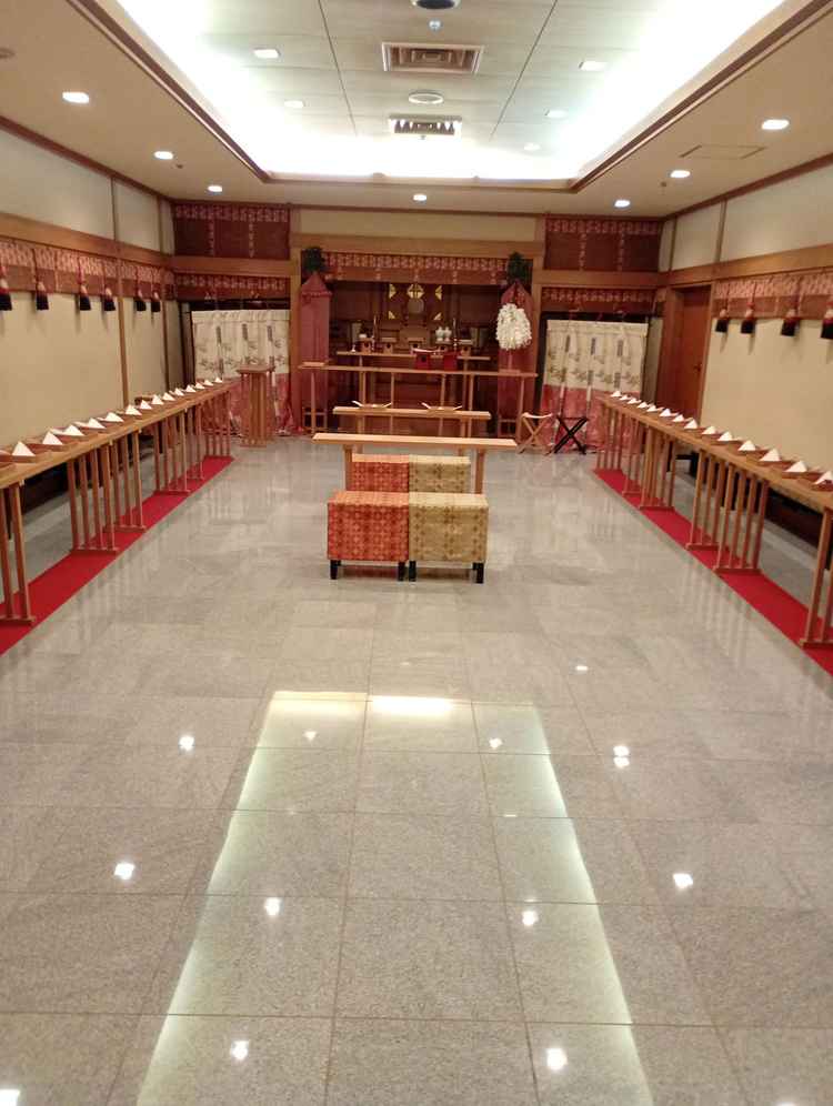 ホテルの中にも、神前式会場があり、わざわざ、神社に行かなくてもよい。