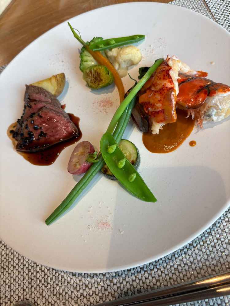 試食のメイン料理の写真。オマールエビとお肉がソースととても合っていて美味しかったです。