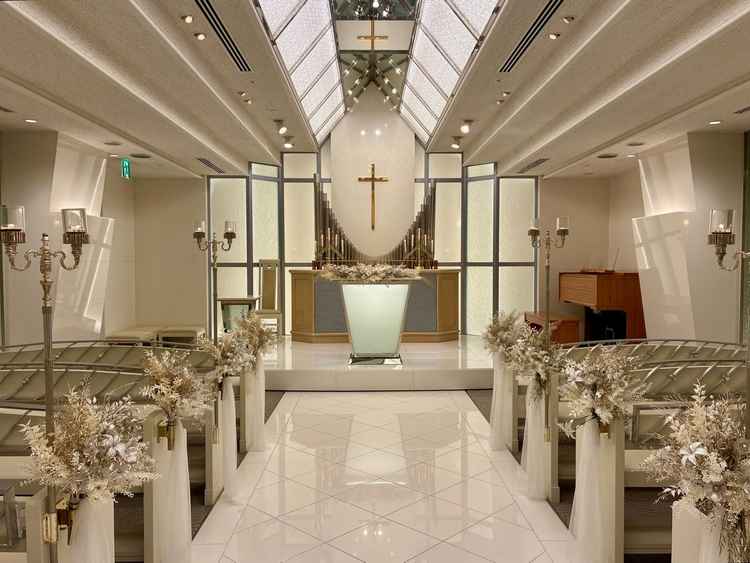 白を基調としたチャペル。事前写真で見たよりも明るく、閉塞感は全くありません。