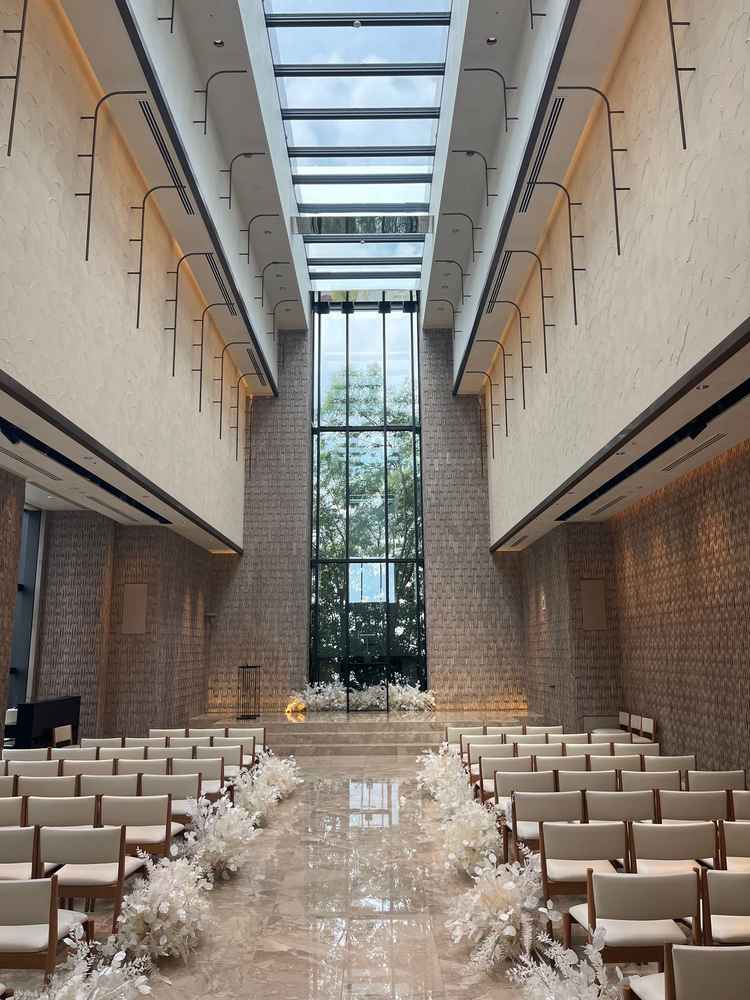 白基調の洗練されたホテル