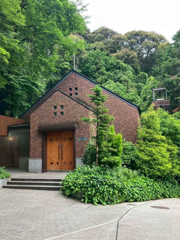 チャペル。森に包まれているレンガ造りで落ち着いた印象で教会というより森の礼拝堂という感じでした