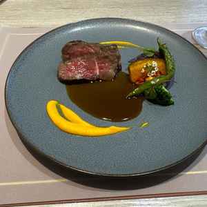 試食のステーキ（大変美味しかったため、2人目の写真も追加）