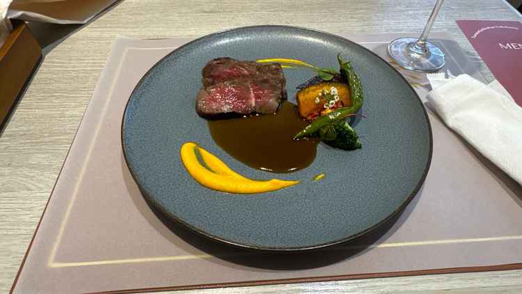 試食のステーキ（大変美味しかったため、2人目の写真も追加）