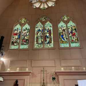 チャーチ真正面のステンドグラスです。十字架の上に高々と色彩豊かに描かれています。