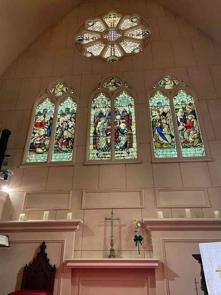 チャーチ真正面のステンドグラスです。十字架の上に高々と色彩豊かに描かれています。