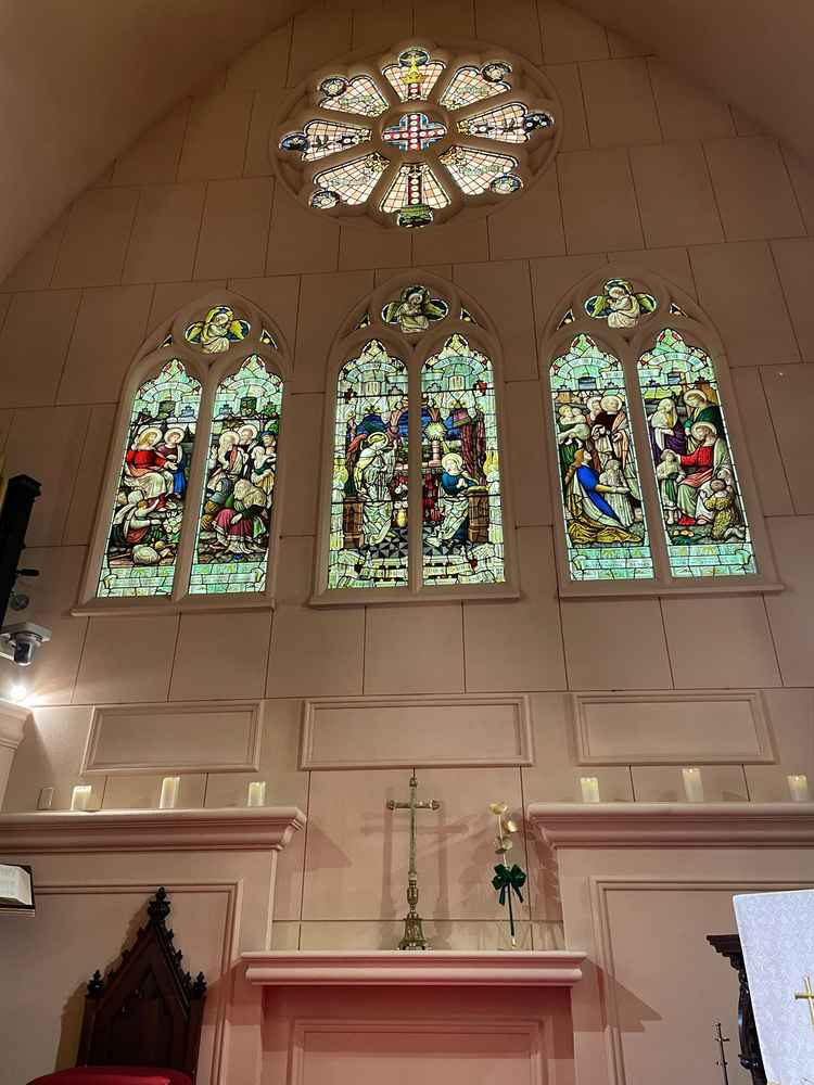 チャーチ真正面のステンドグラスです。十字架の上に高々と色彩豊かに描かれています。