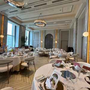 披露宴会場。白がメインで好みだった。28階からの景色で大阪が一望でき、当日の式のイメージができた。