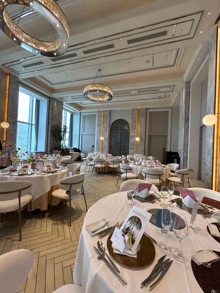 披露宴会場。白がメインで好みだった。28階からの景色で大阪が一望でき、当日の式のイメージができた。