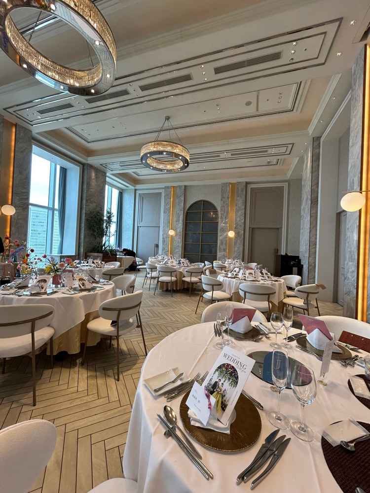 披露宴会場。白がメインで好みだった。28階からの景色で大阪が一望でき、当日の式のイメージができた。